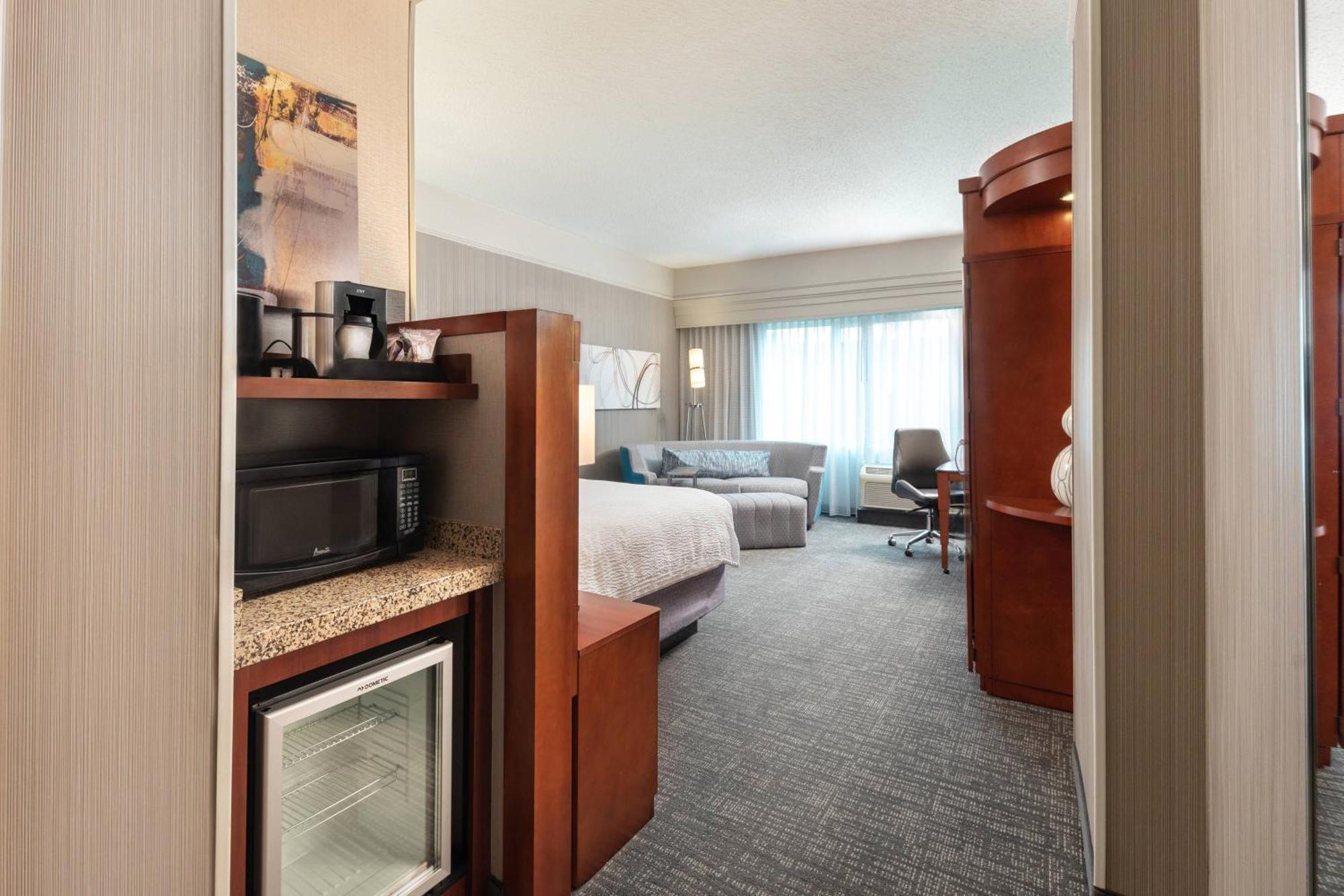 Courtyard By Marriott Greenville Downtown מראה חיצוני תמונה