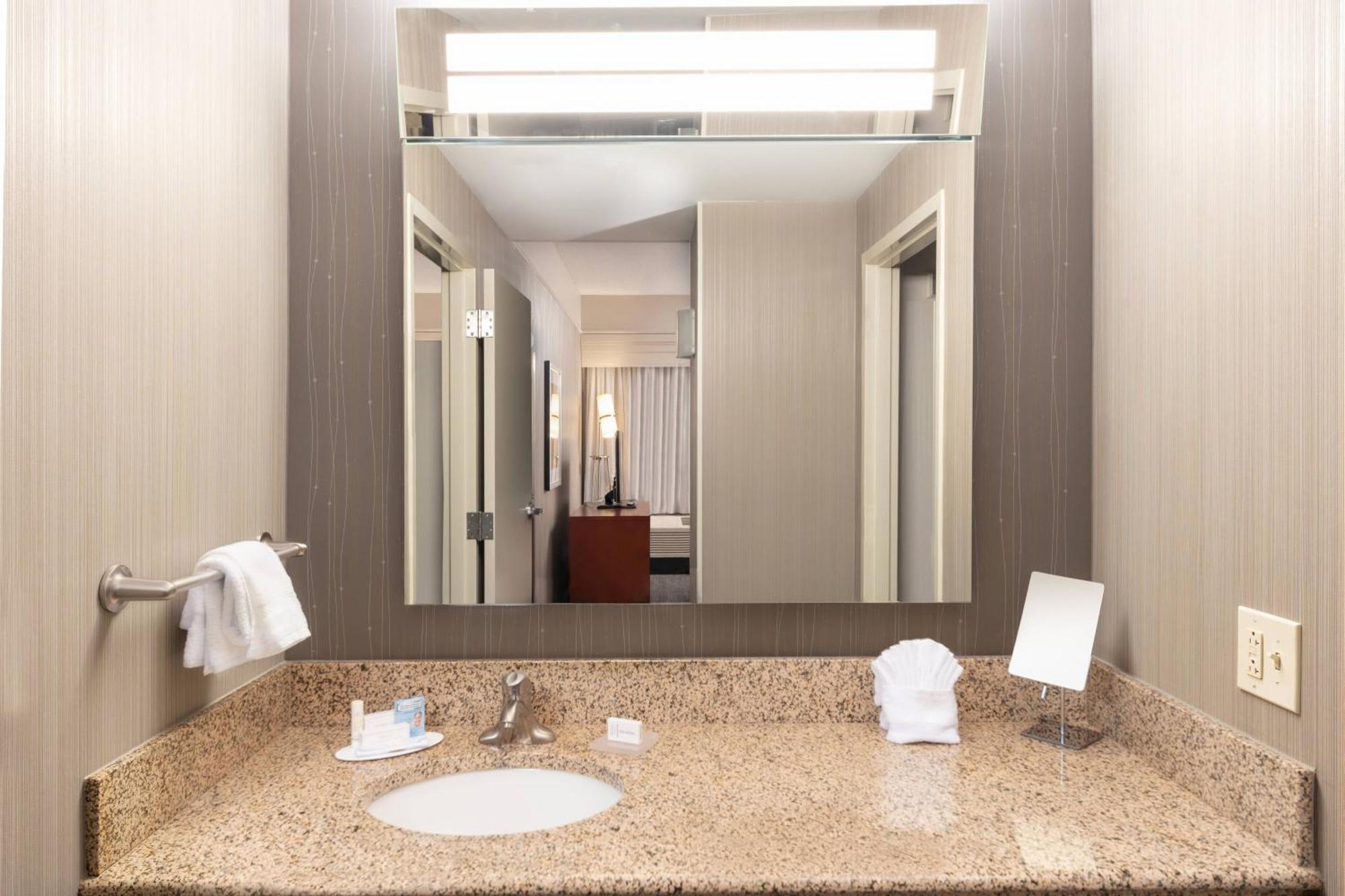 Courtyard By Marriott Greenville Downtown מראה חיצוני תמונה